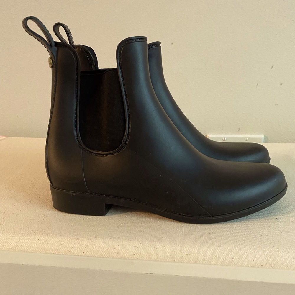 Size 7Sam Edelman black rain booties.
